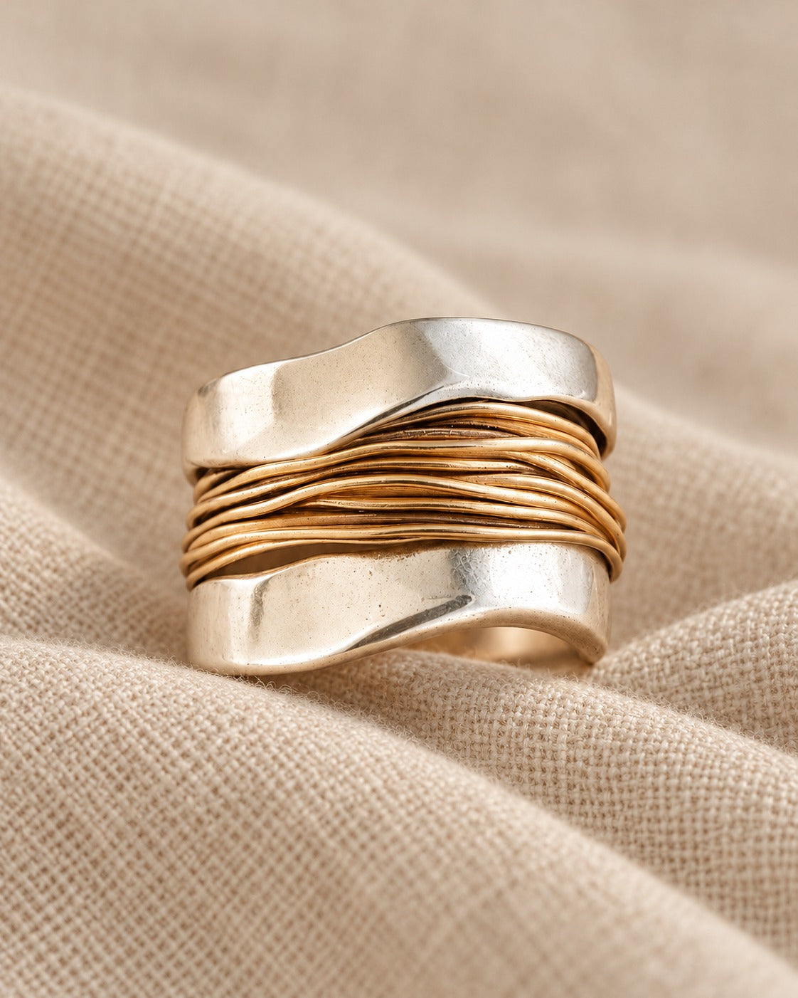 Bague argentée à fils dorés — Argent et doré, de trois quarts