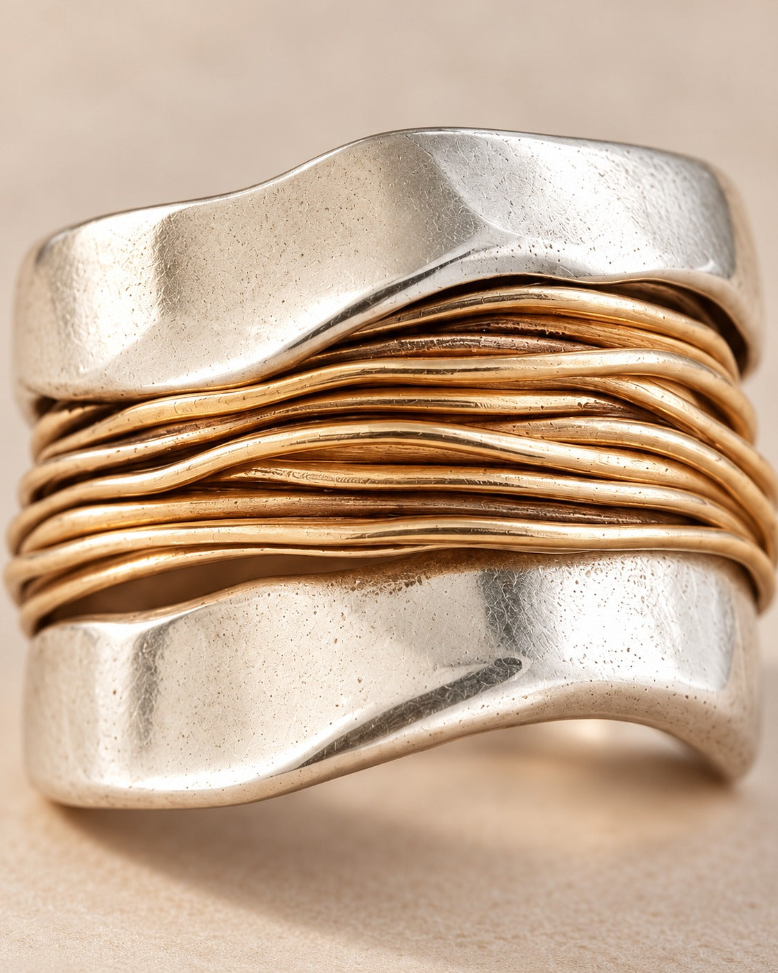 Bague argentée à fils dorés — Argent et doré, détail des fils dorés