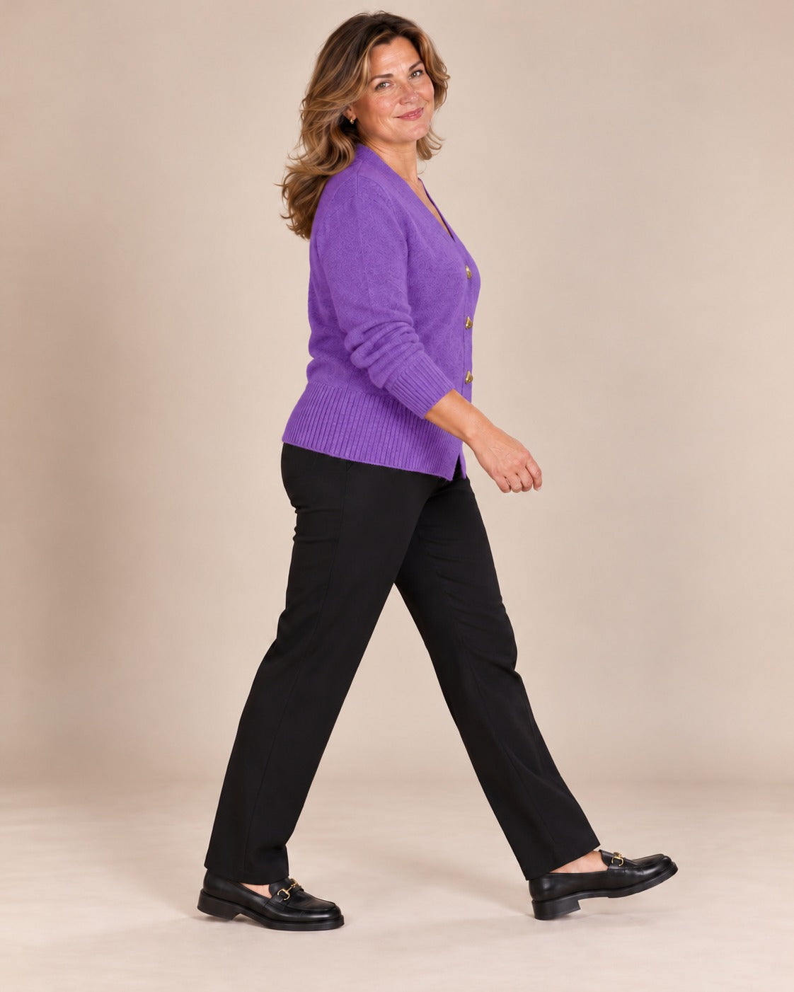 Cardigan en laine à boutons cœur — Violet, porté de profil
