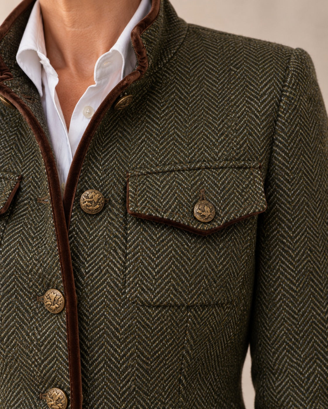 Veste en tweed à chevrons — Olive, détail du tweed et du passepoil