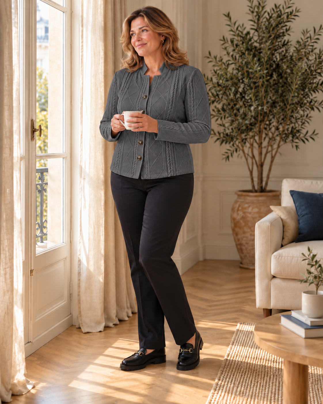 Blazer texturé à col montant — Anthracite, porté avec un pantalon noir