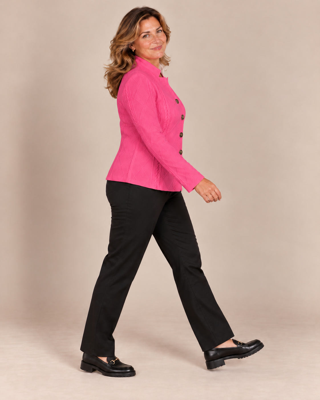 Blazer texturé à col montant — Fuchsia, porté de profil