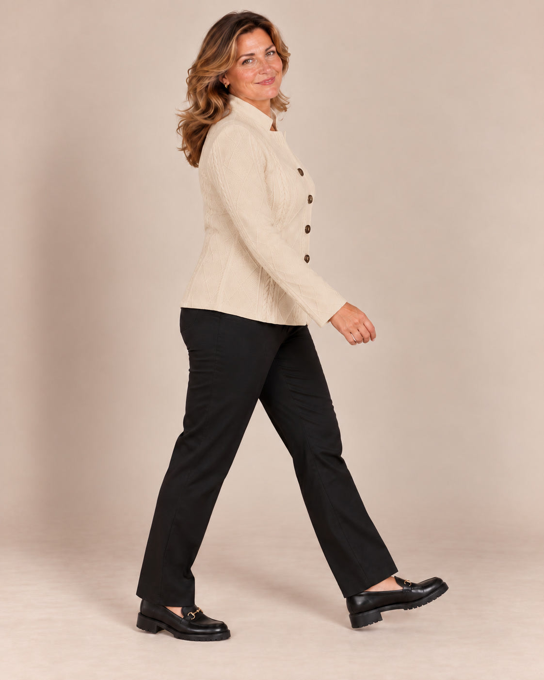 Blazer texturé à col montant — Sable, porté de profil