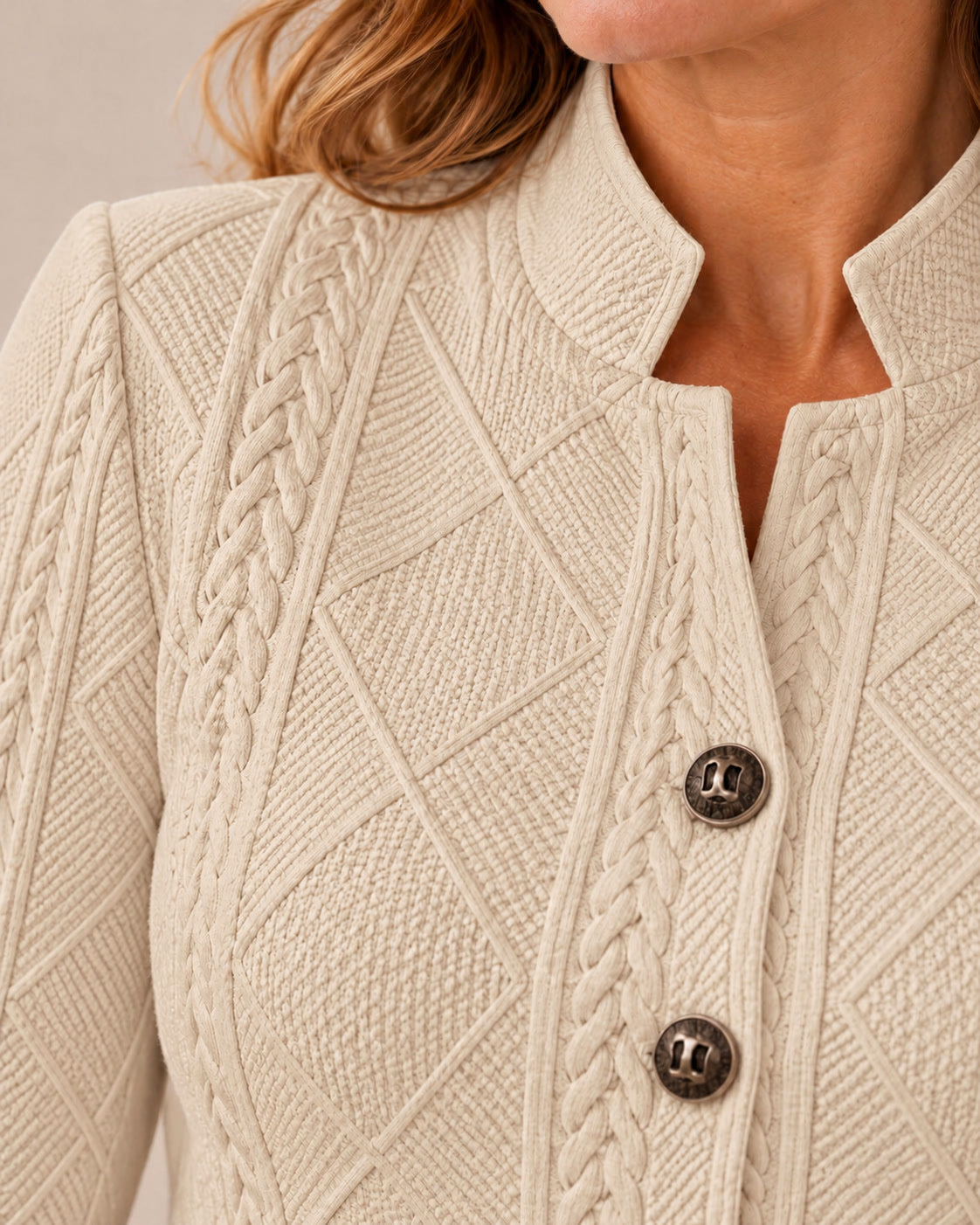 Blazer texturé à col montant — Sable, détail de la maille texturée