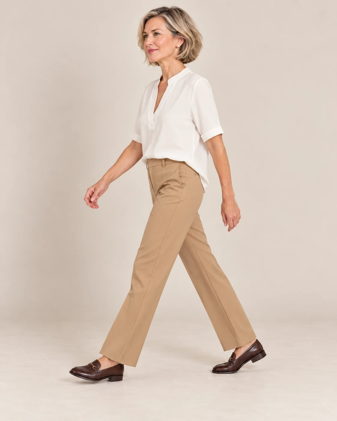 Blouse fluide col tunisien à manches courtes — Blanc cassé, portée rentrée