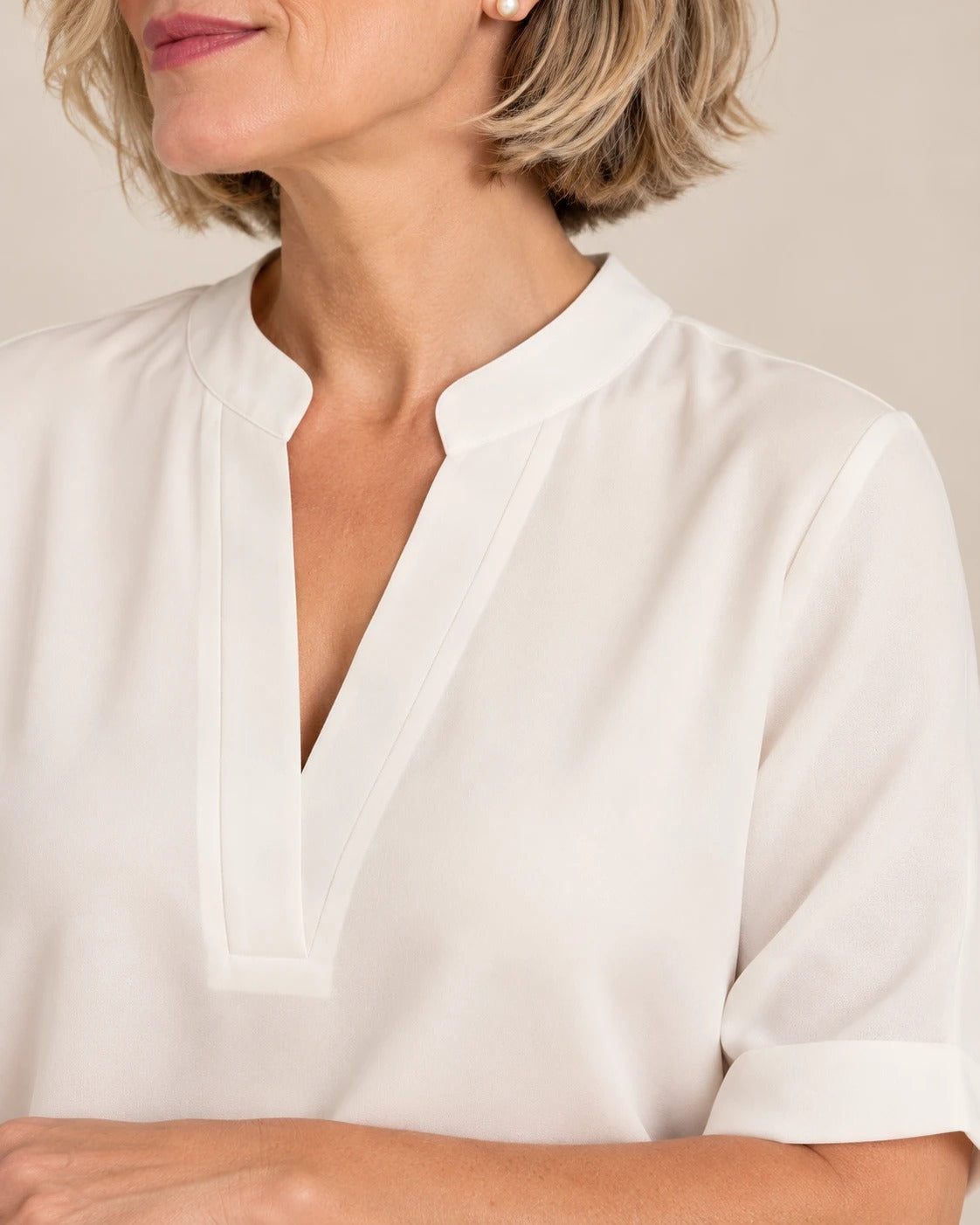 Blouse fluide col tunisien à manches courtes — Blanc cassé, détail du col