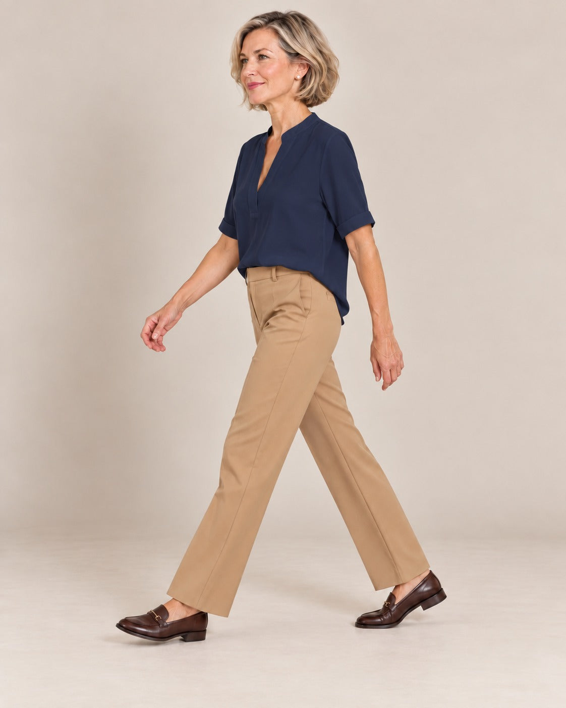 Blouse fluide col tunisien à manches courtes — Bleu nuit, portée rentrée