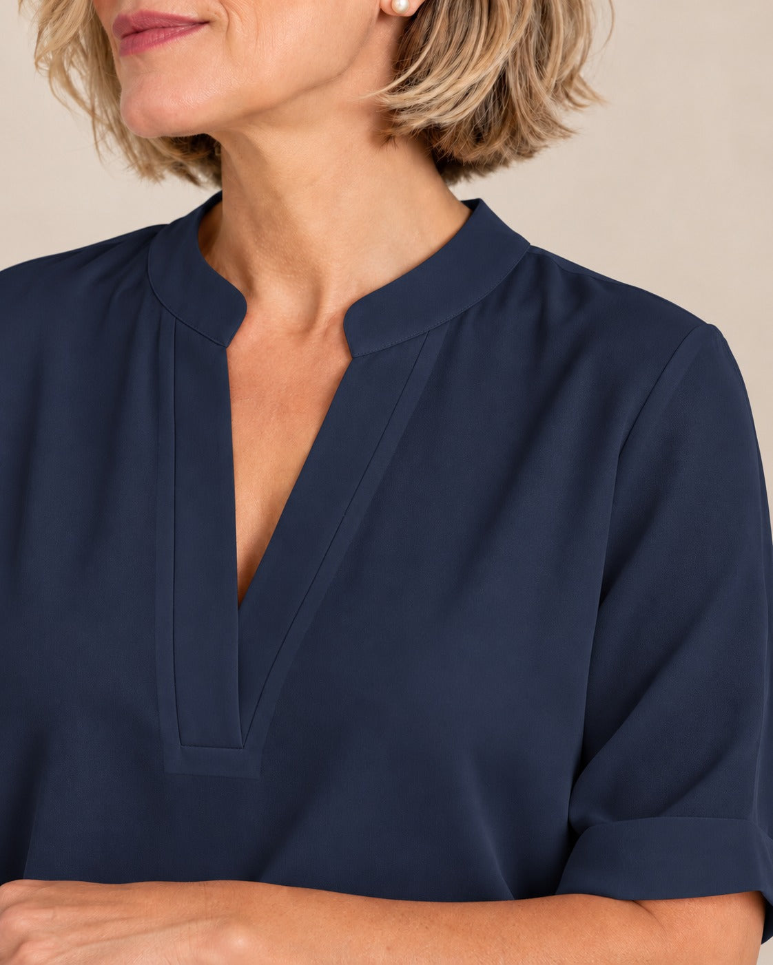 Blouse fluide col tunisien à manches courtes — Bleu nuit, détail du col