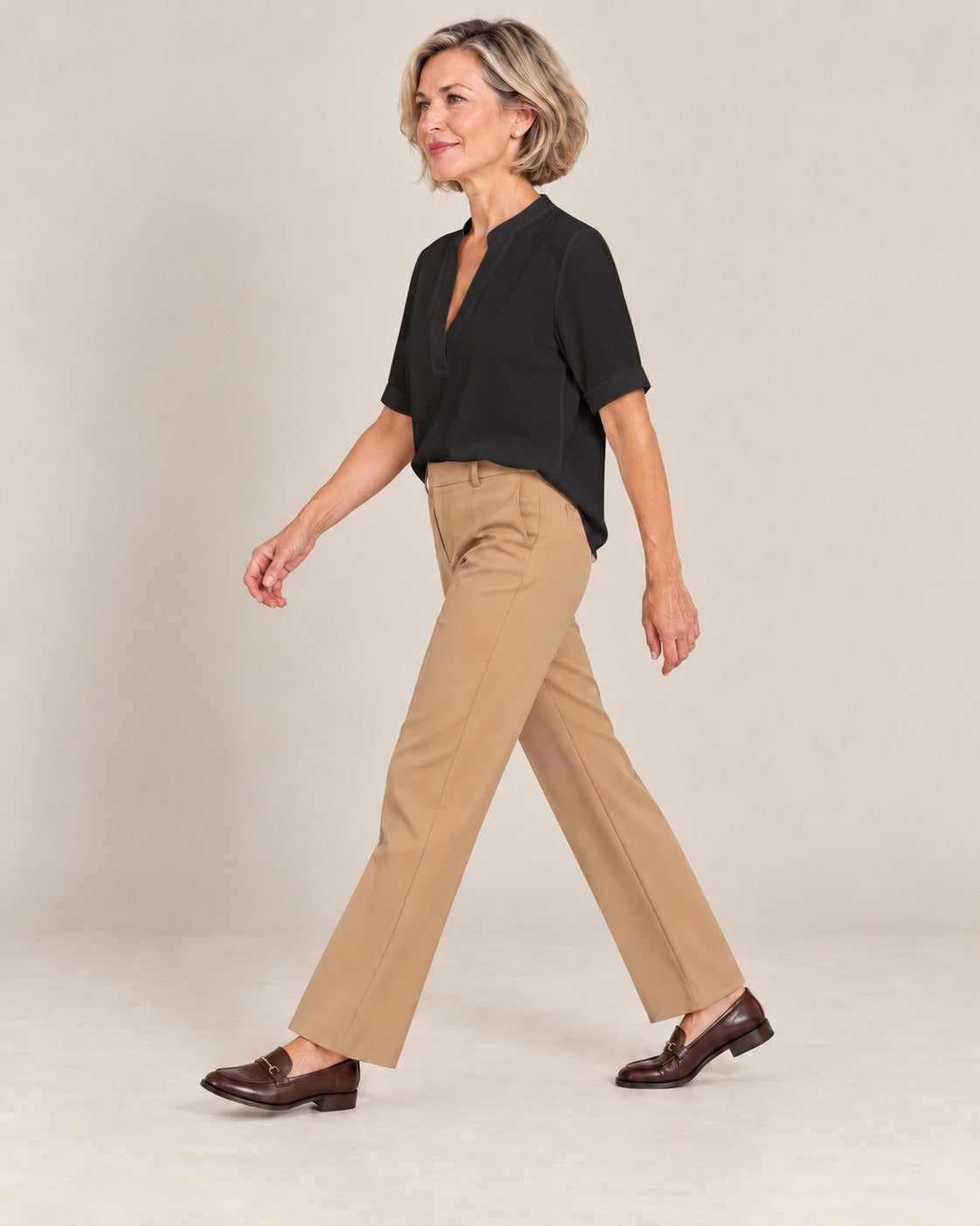 Blouse fluide col tunisien à manches courtes — Noir, portée rentrée