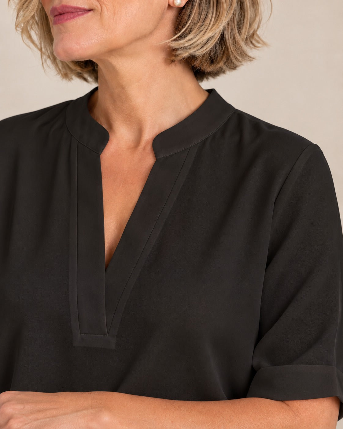 Blouse fluide col tunisien à manches courtes — Noir, détail du col