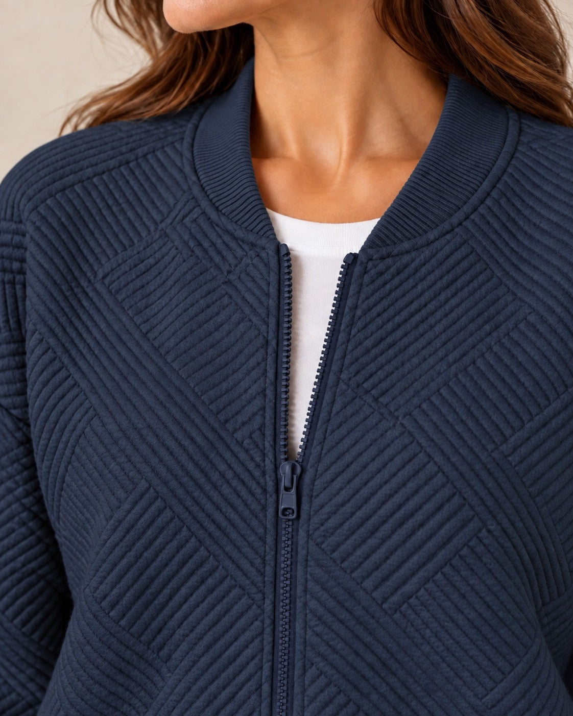 Bomber à la matière texturée — Bleu nuit, détail de la matière texturée