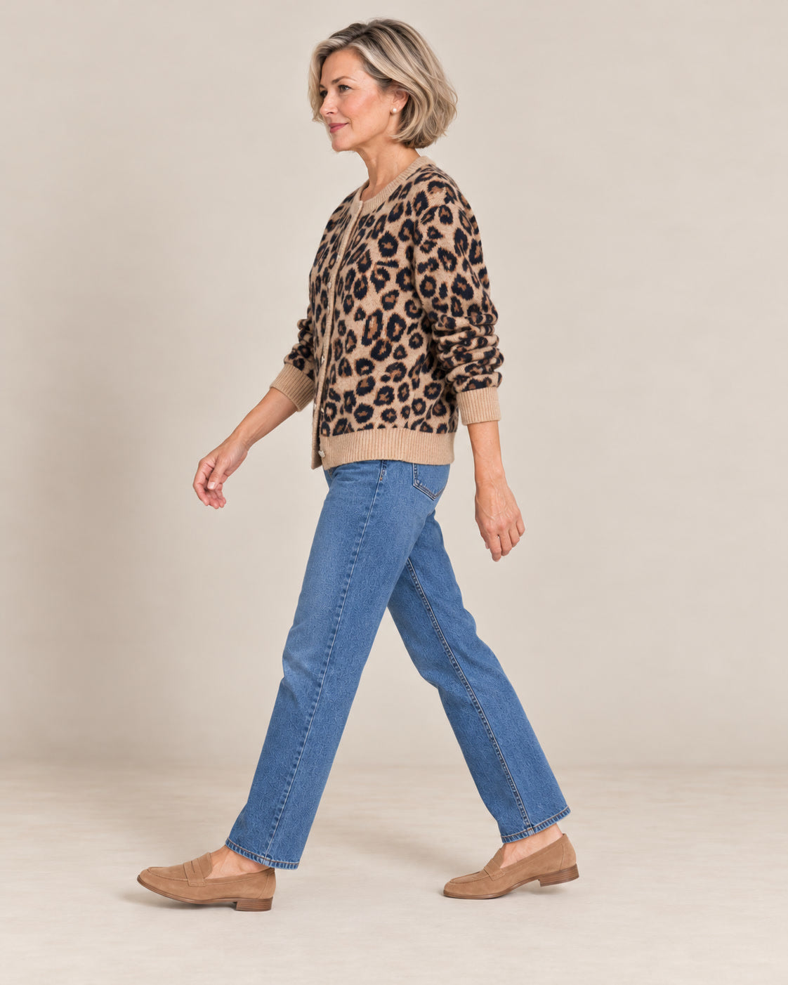 Cardigan en jacquard léopard — Léopard, porté en marchant