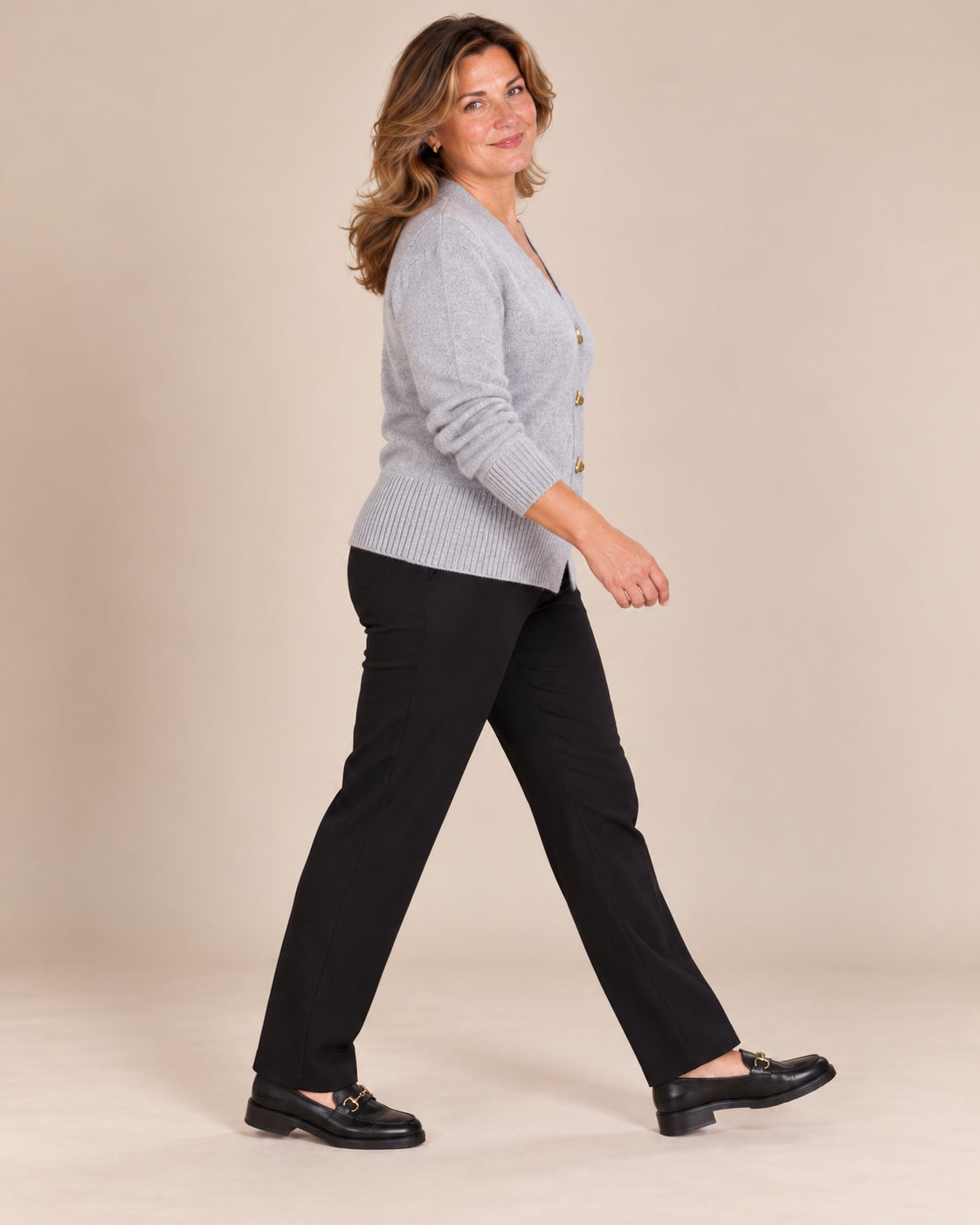 Cardigan en laine à boutons cœur — Gris chiné, porté de profil