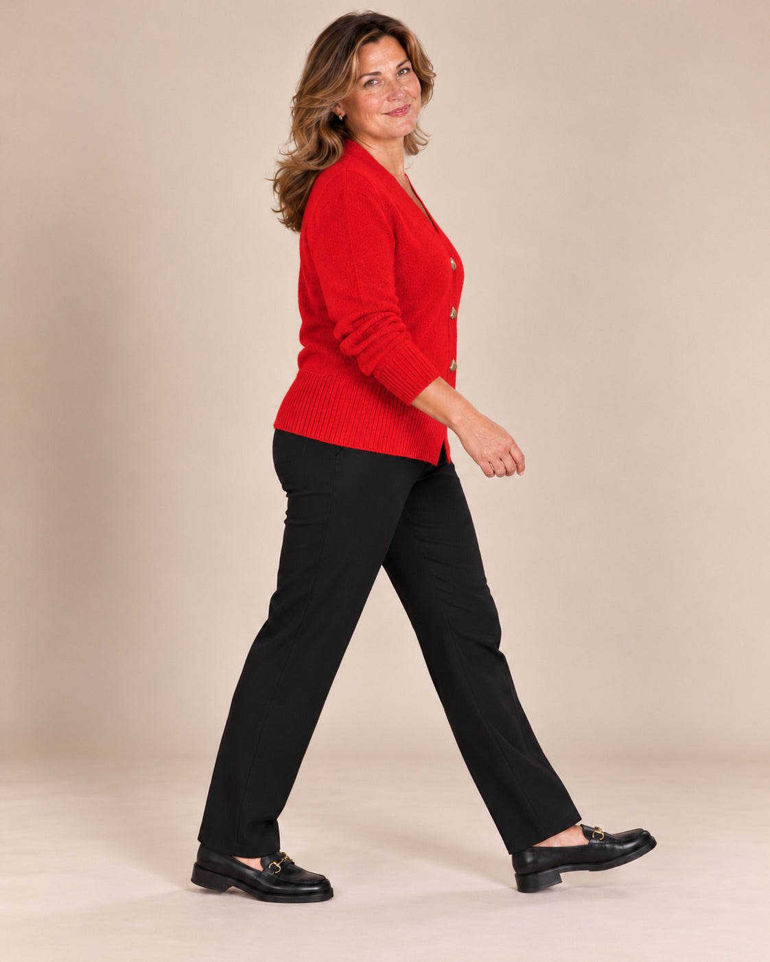 Cardigan en laine à boutons cœur — Rouge, porté de profil