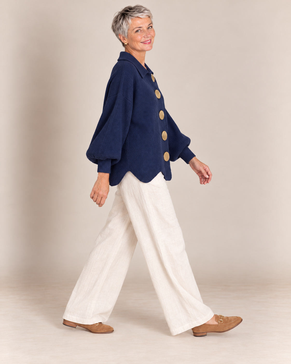 Cardigan oversize à col et gros boutons — Bleu nuit, porté de profil
