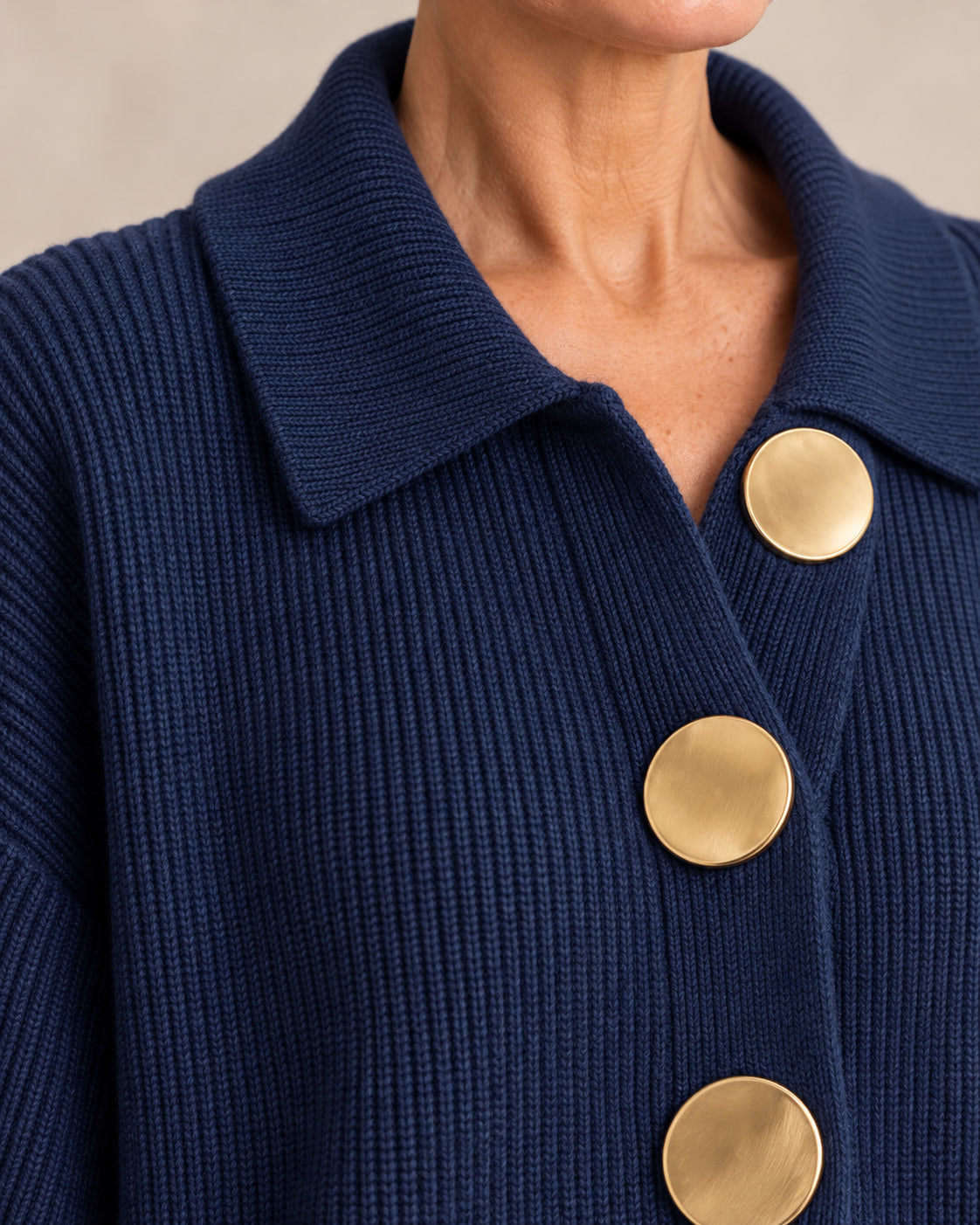 Cardigan oversize à col et gros boutons — Bleu nuit, détail du bouton doré