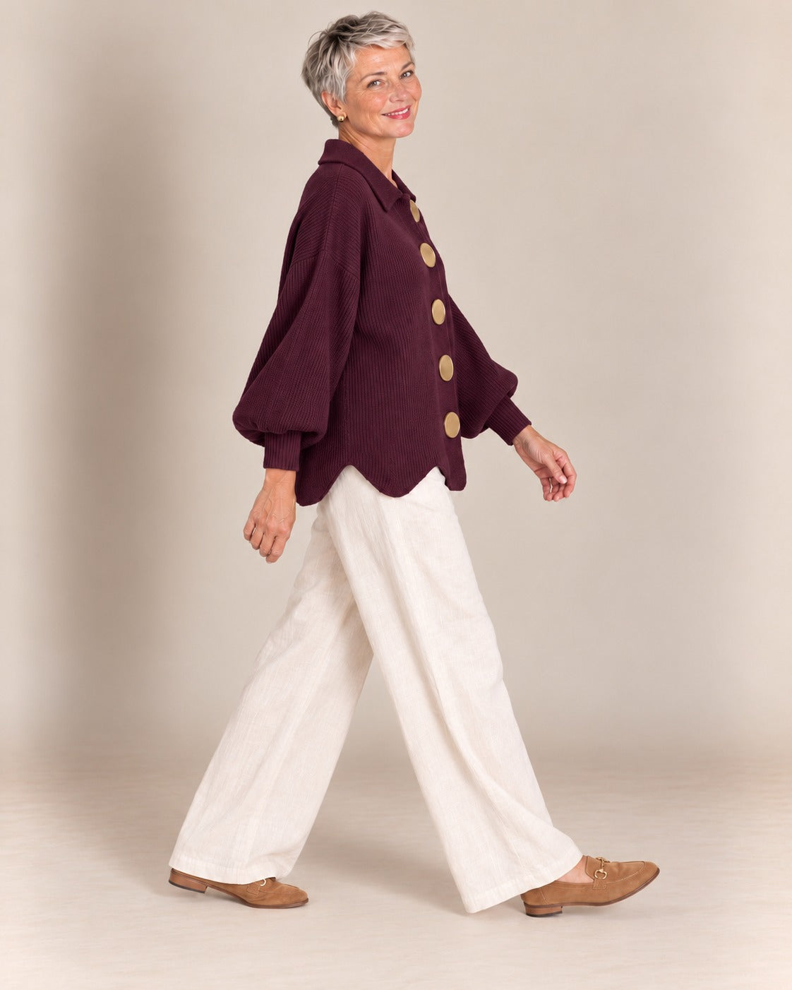 Cardigan oversize à col et gros boutons — Bordeaux, porté de profil