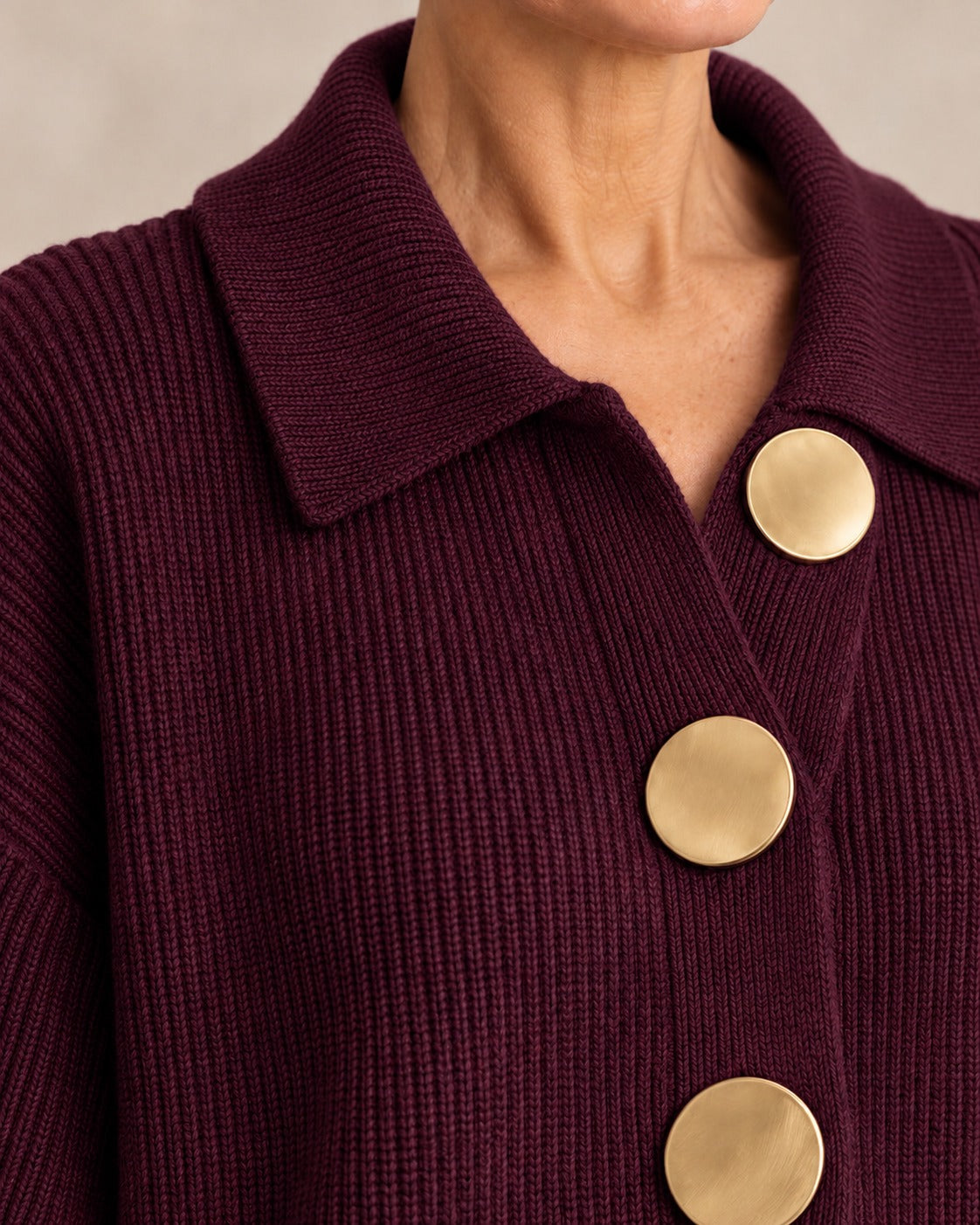 Cardigan oversize à col et gros boutons — Bordeaux, détail du bouton doré