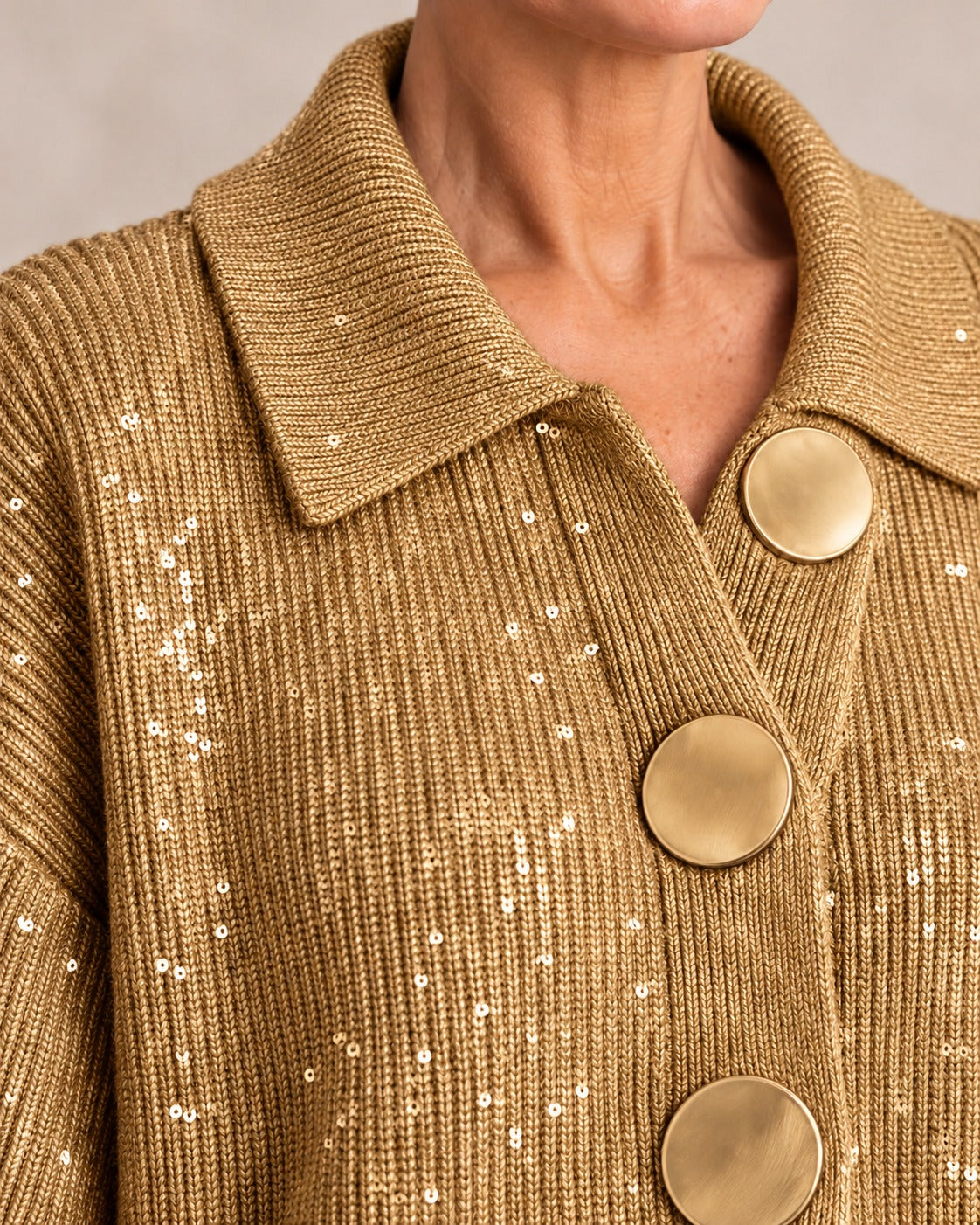 Cardigan oversize à col et gros boutons — Doré, détail du bouton doré
