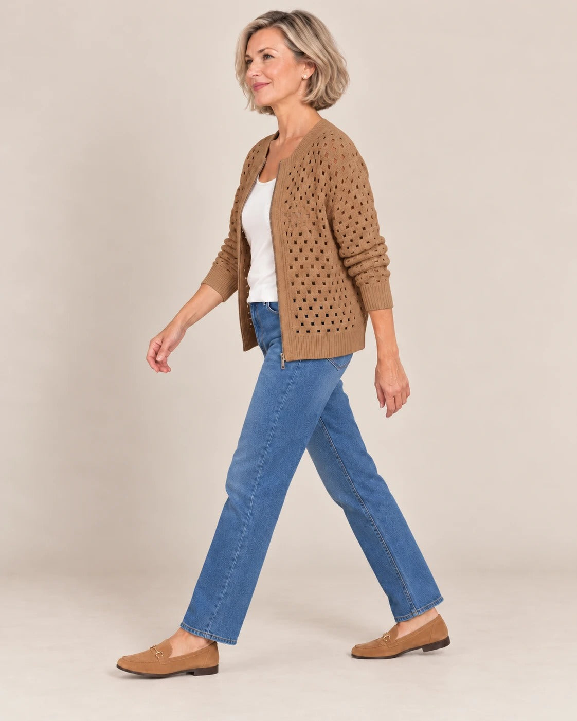 Cardigan zippé en maille ajourée — Camel, porté ouvert