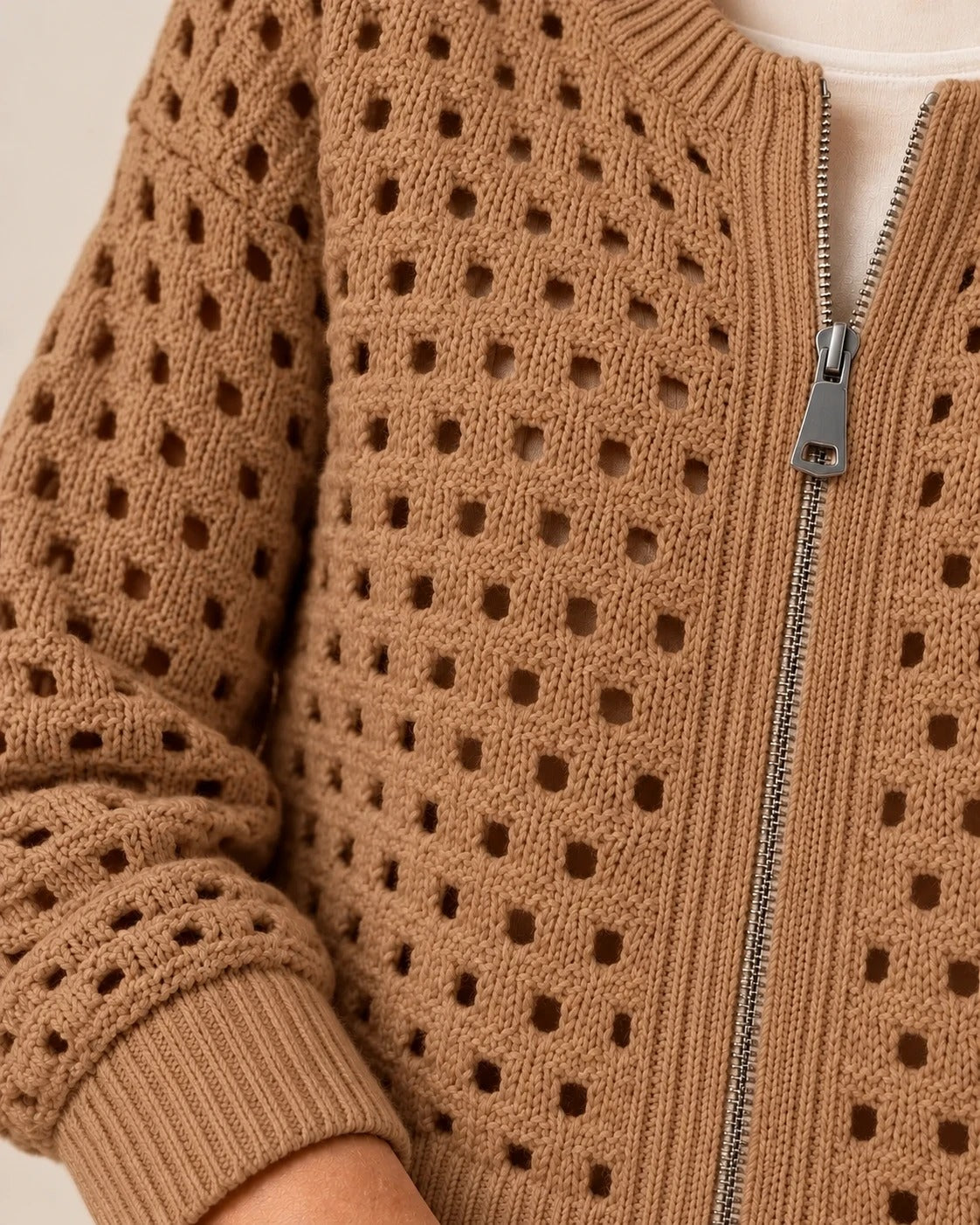 Cardigan zippé en maille ajourée — Camel, détail de la maille ajourée