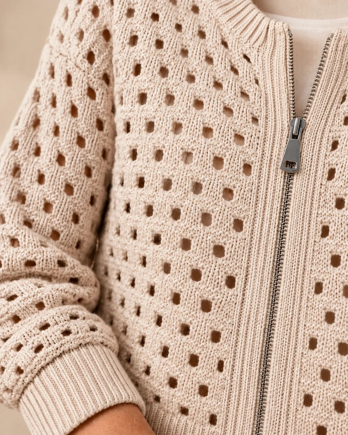 Cardigan zippé en maille ajourée — Écru, détail de la maille ajourée
