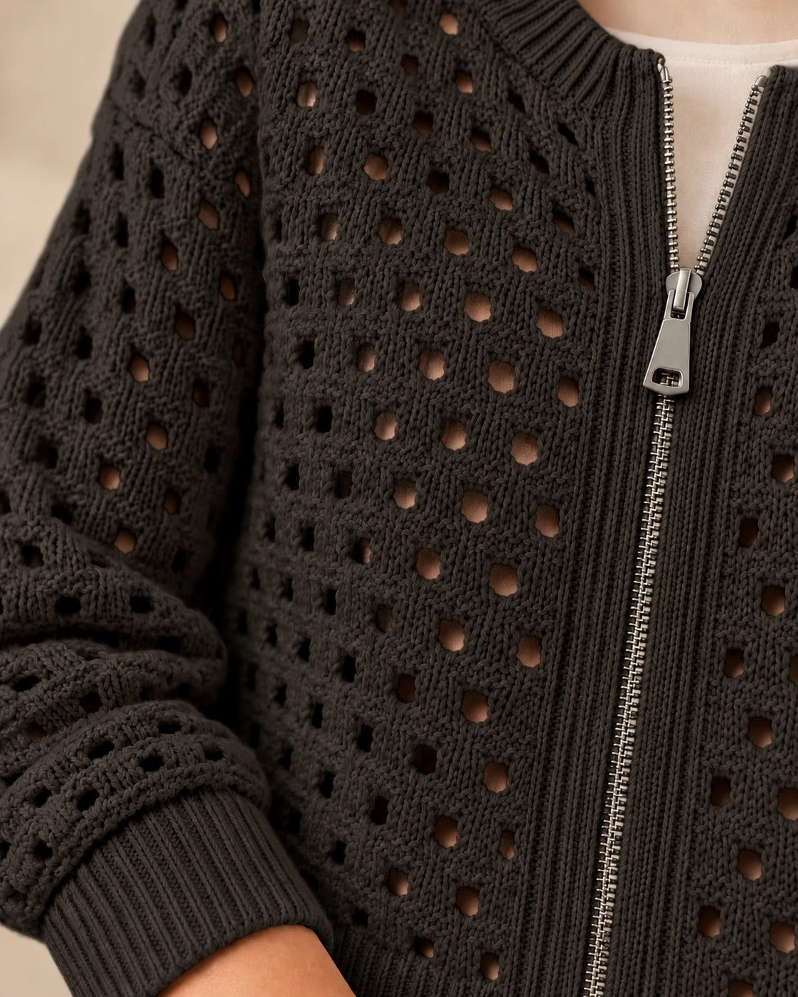 Cardigan zippé en maille ajourée — Noir, détail de la maille ajourée