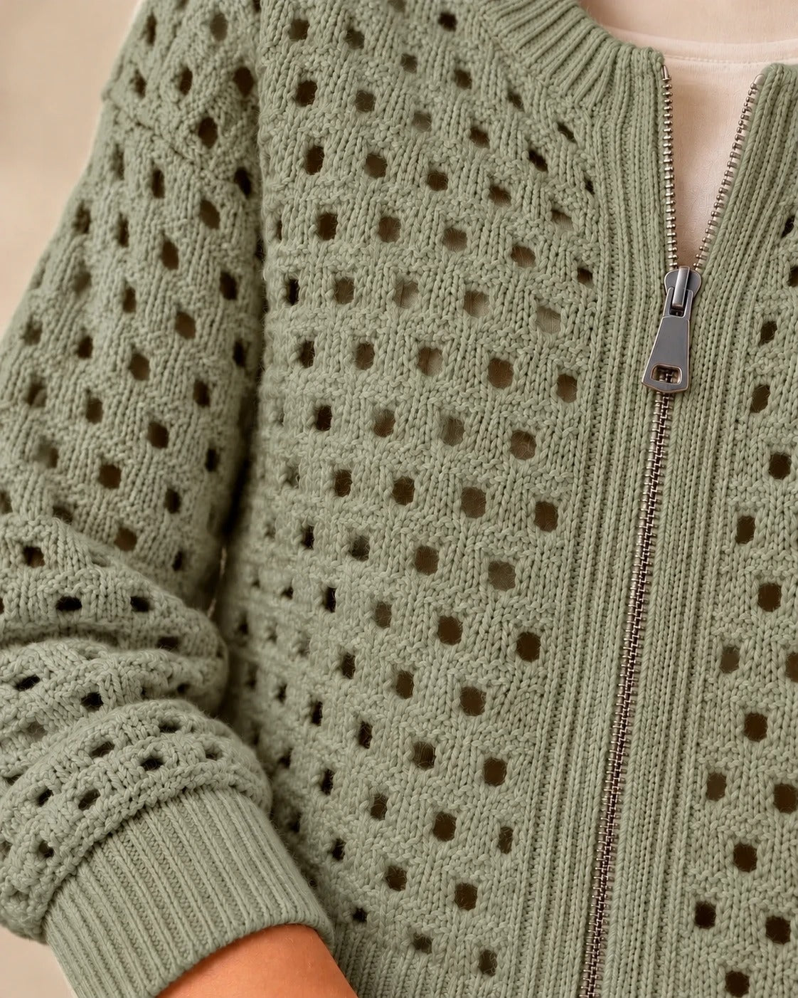 Cardigan zippé en maille ajourée — Sauge, détail de la maille ajourée