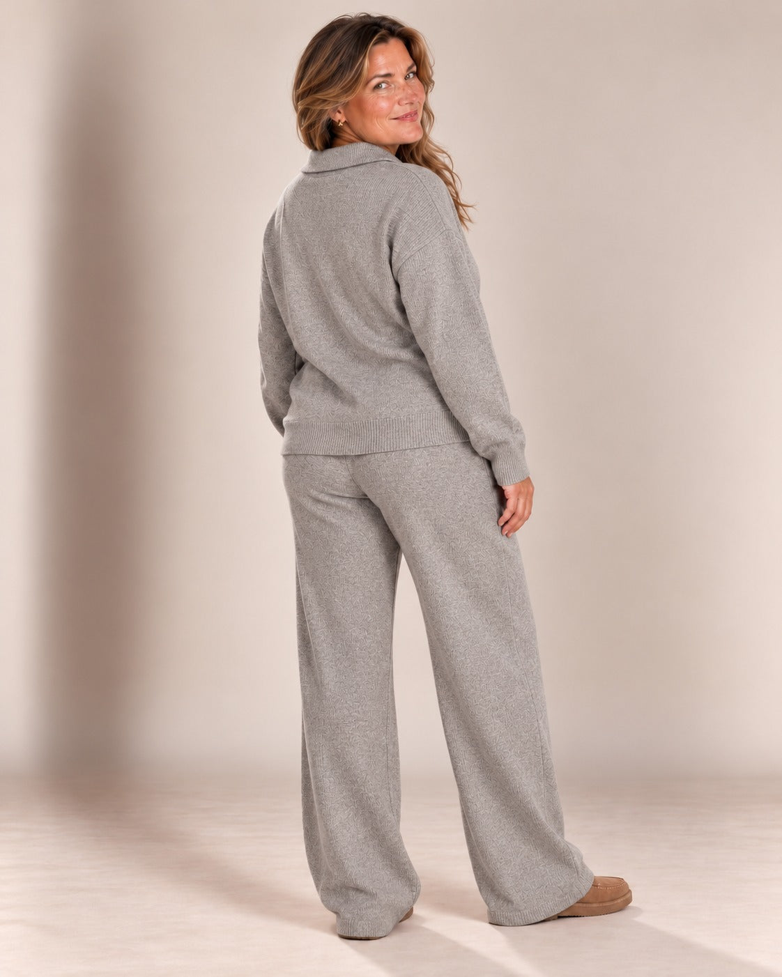 Ensemble pull col polo et pantalon large — Gris chiné, de dos