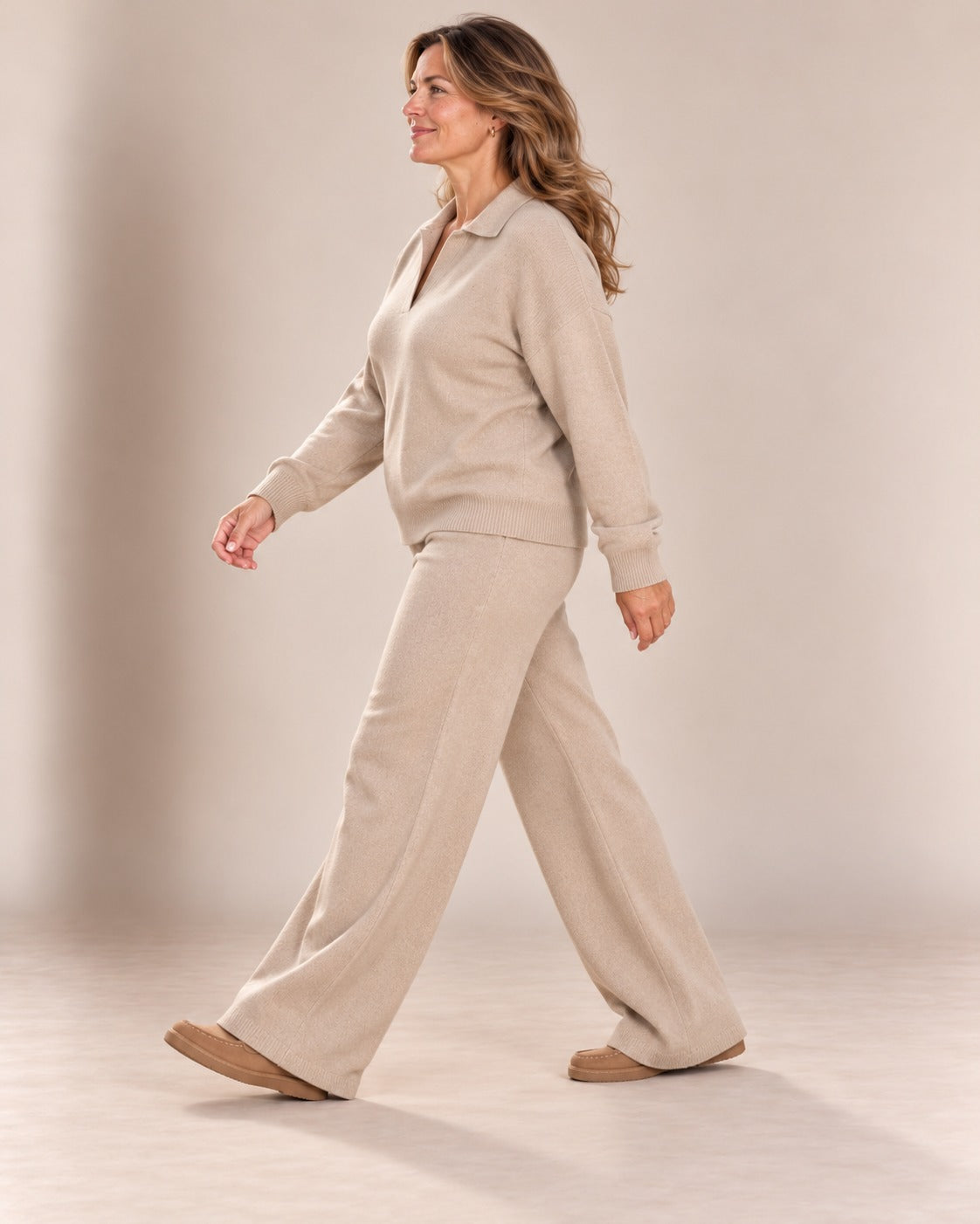 Ensemble pull col polo et pantalon large — Sable, de profil