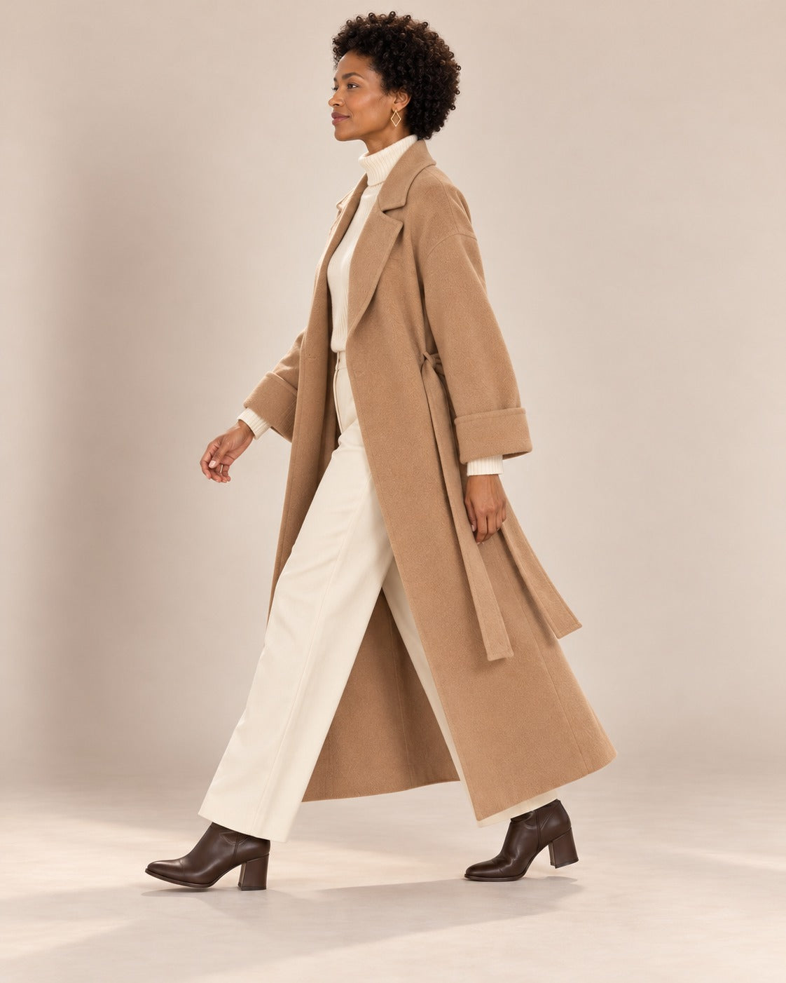 Manteau long ceinturé — Camel, porté ouvert