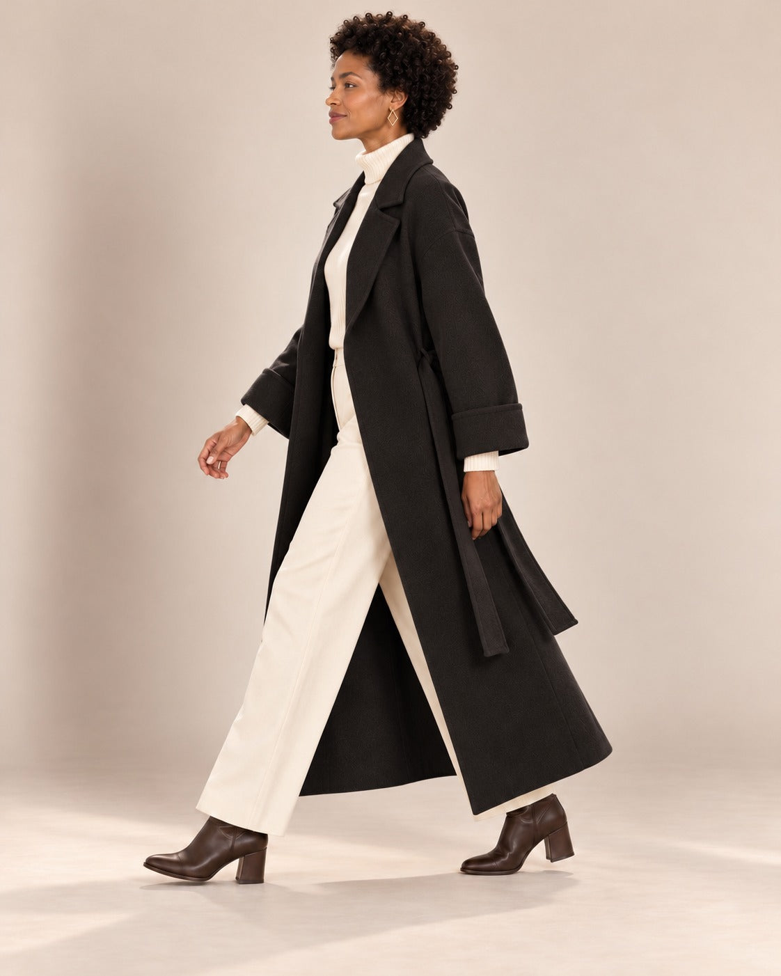 Manteau long ceinturé — Noir, porté ouvert