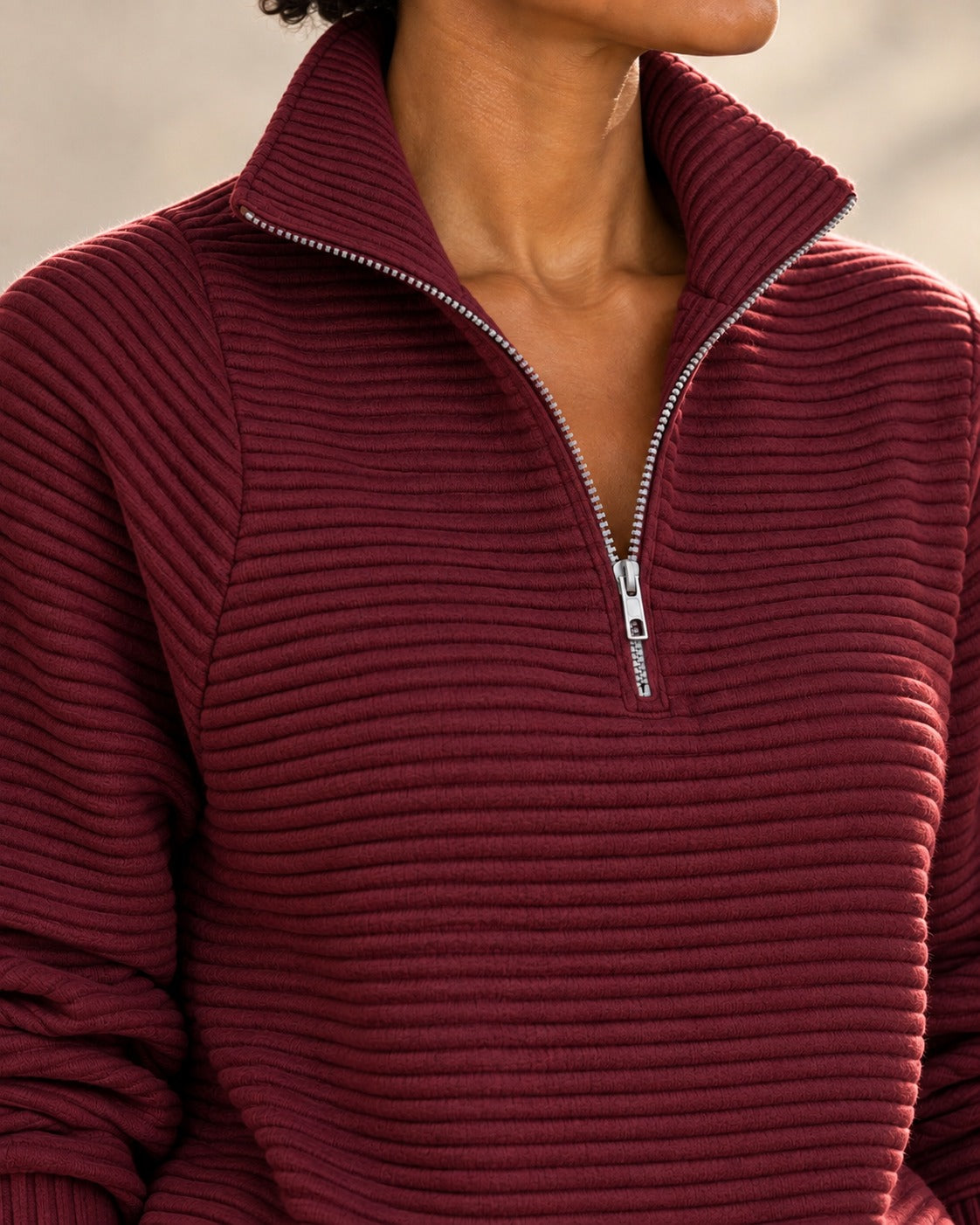 Pull demi-zip — Bordeaux, détail du col zippé