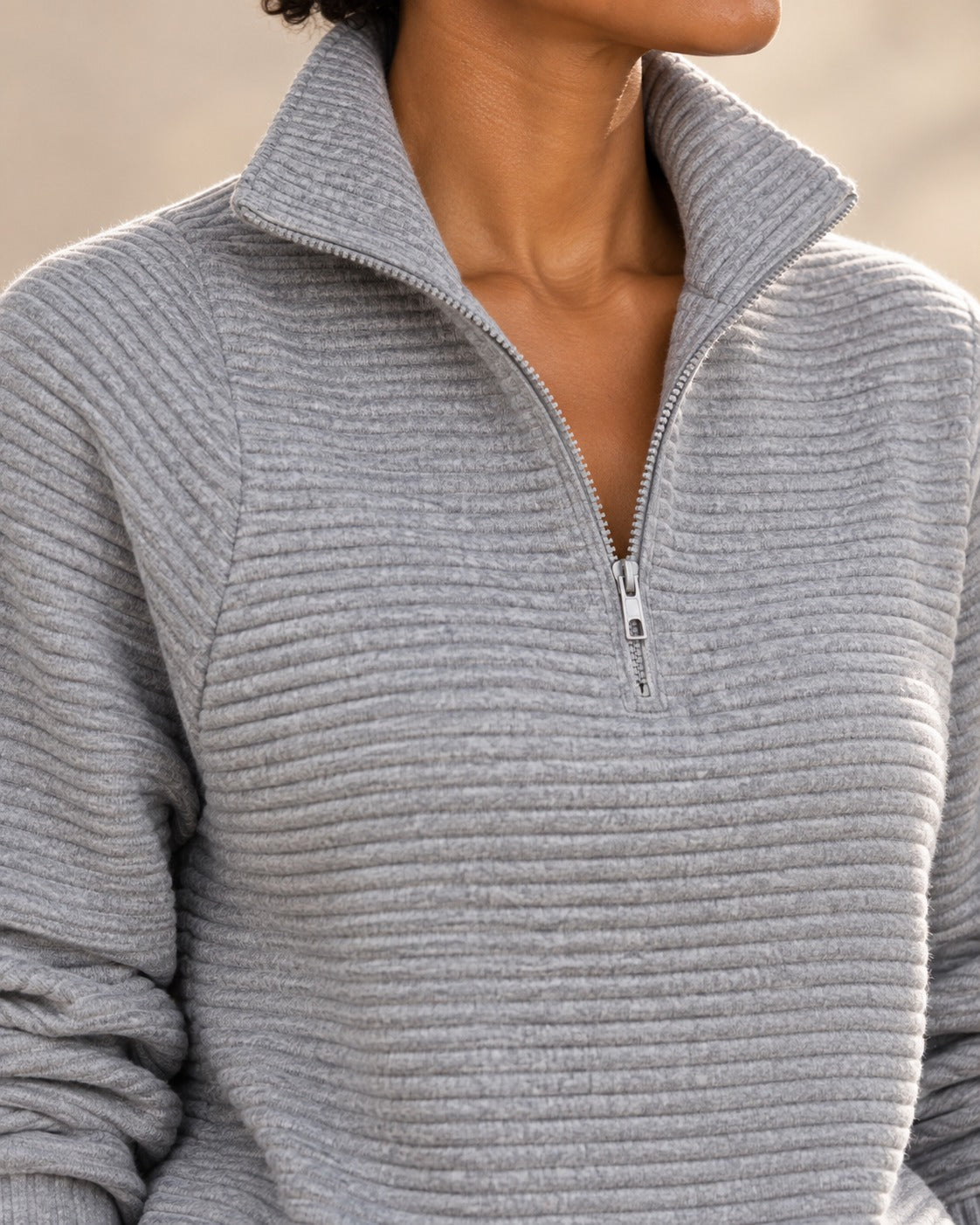 Pull demi-zip — Gris chiné, détail du col zippé