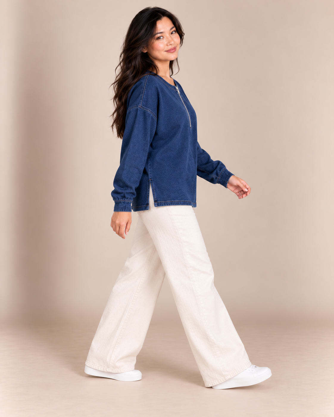 Pull en jean demi-zip — Bleu jean, porté de profil