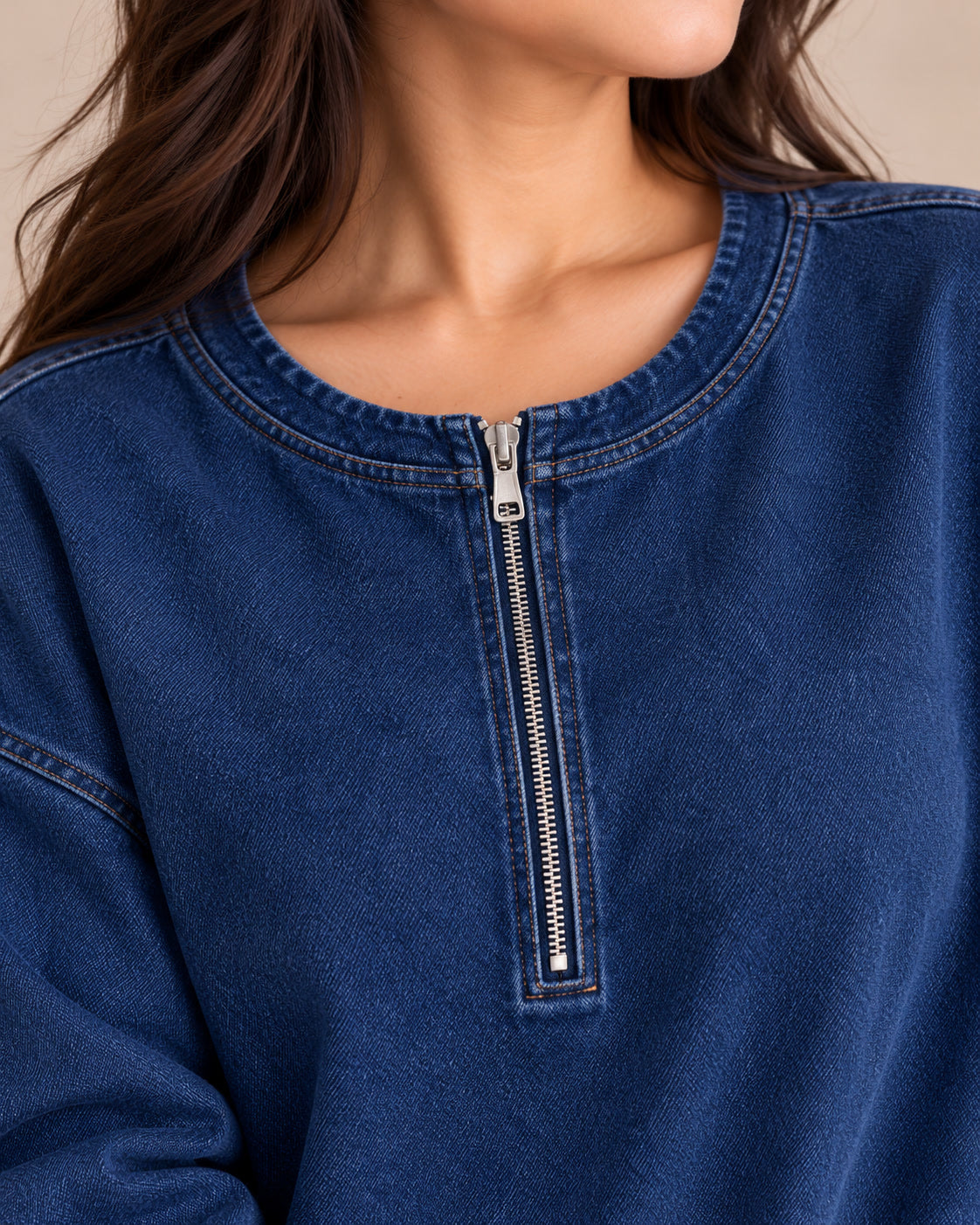 Pull en jean demi-zip — Bleu jean, détail de la fermeture zippée