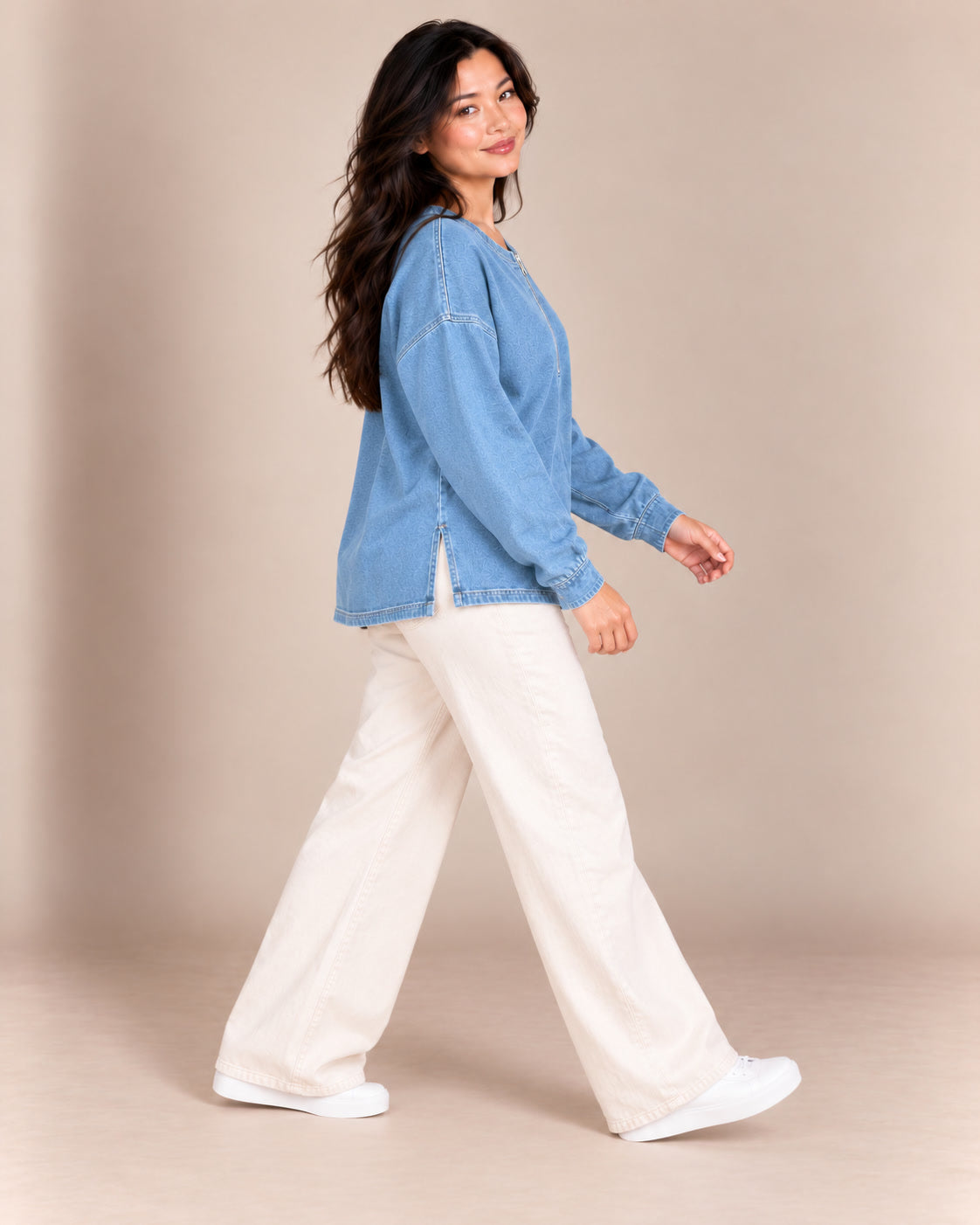 Pull en jean demi-zip — Bleu jean clair, porté col ouvert