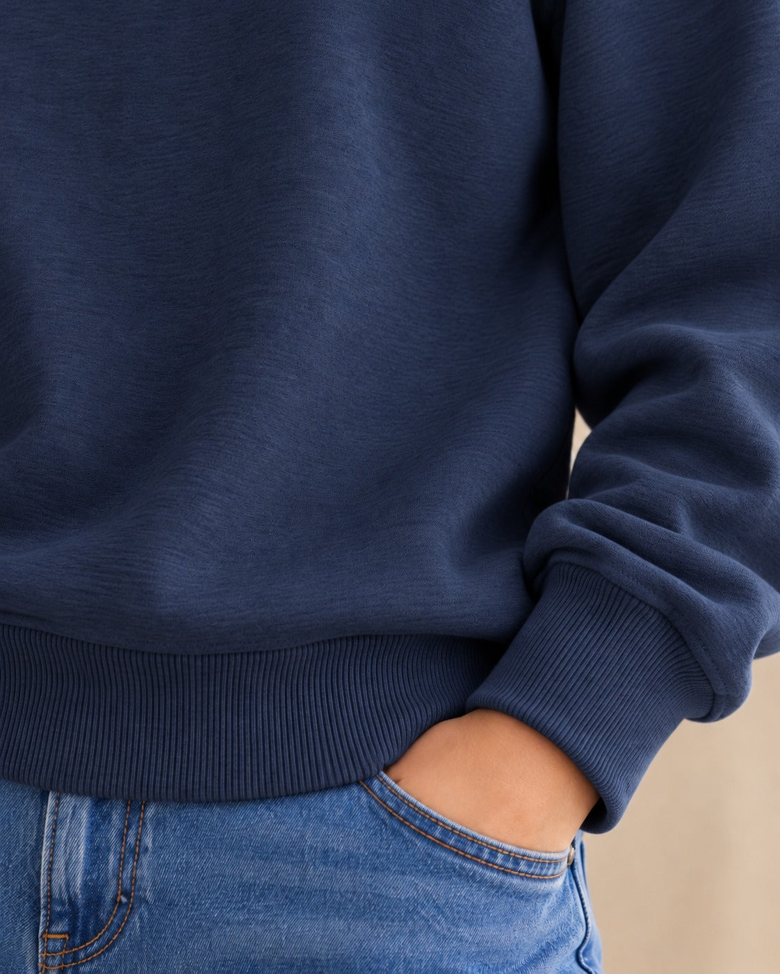 Sweat col rond — Bleu nuit, détail des bords côtelés