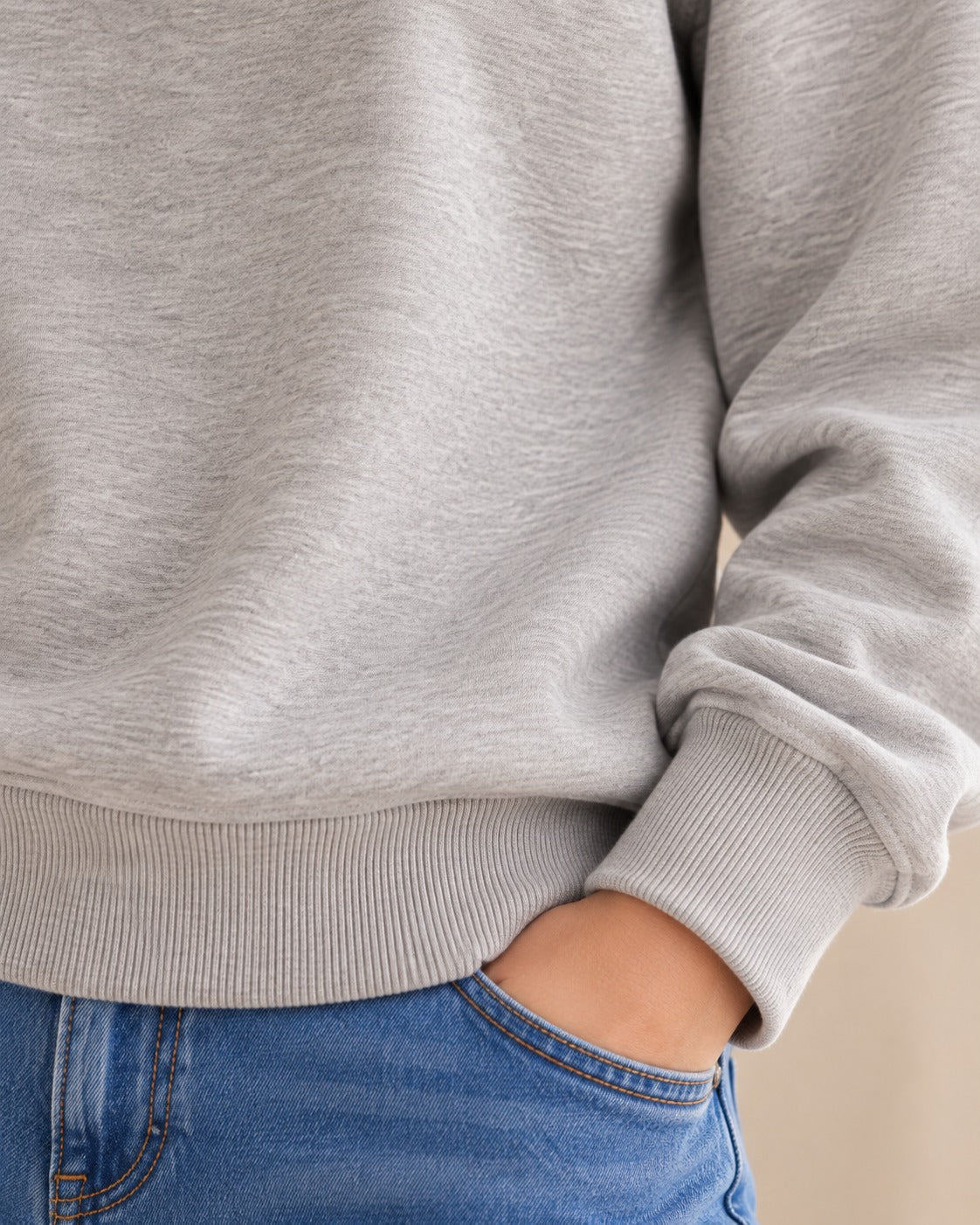 Sweat col rond — Gris chiné, détail des bords côtelés