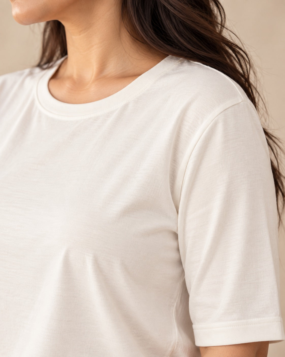 Tee-shirt ample à manches mi-longues — Blanc cassé, détail du col