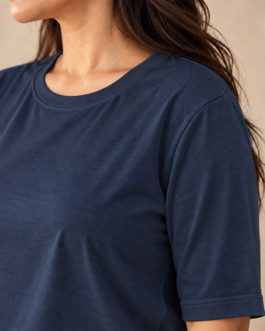 Tee-shirt ample à manches mi-longues — Bleu nuit, détail du col