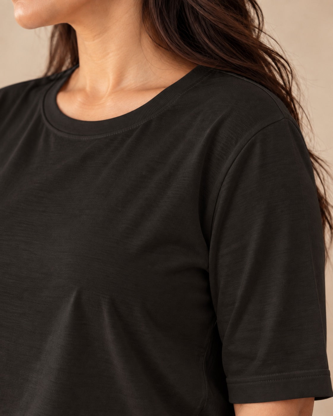 Tee-shirt ample à manches mi-longues — Noir, détail du col