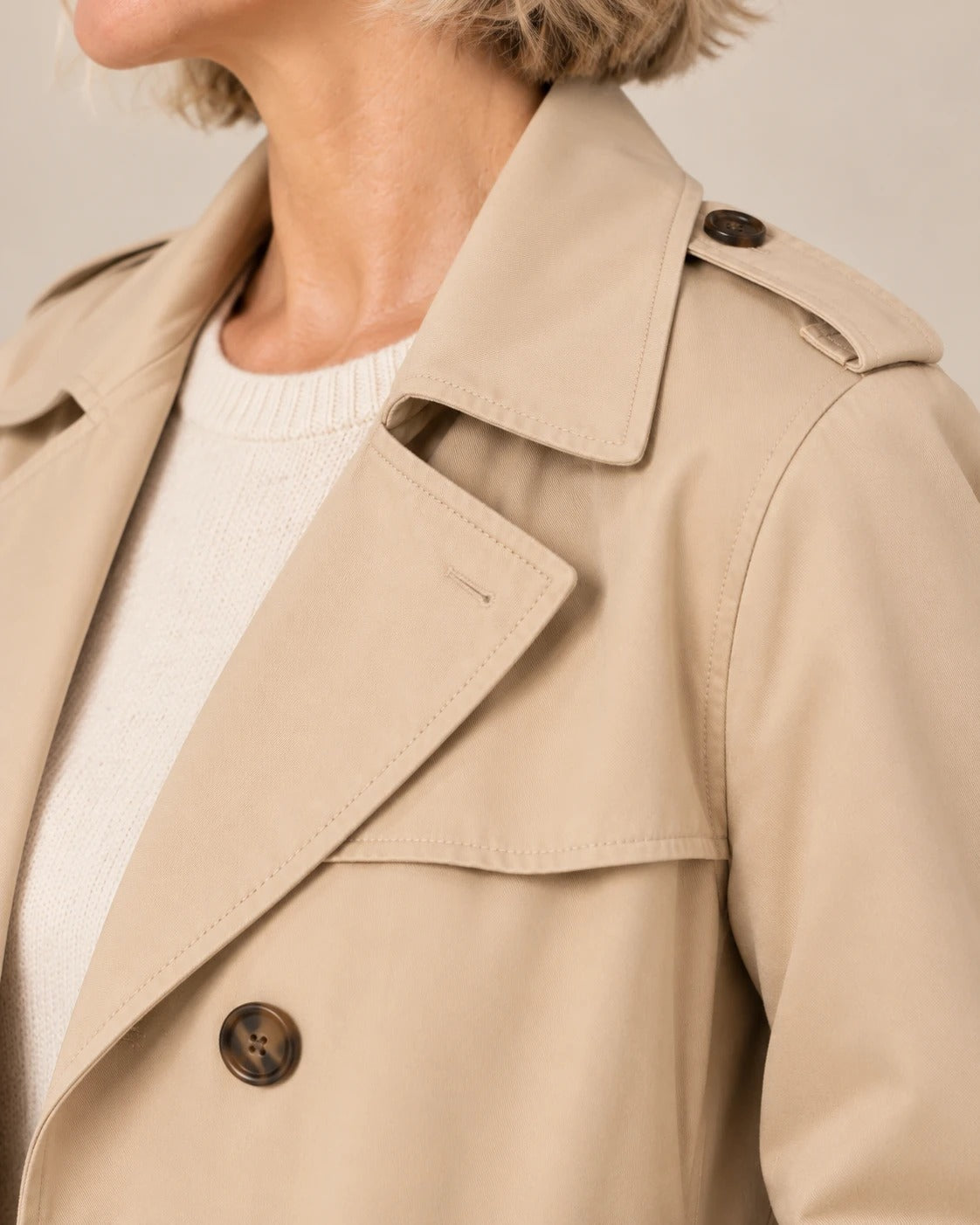 Trench droit mi-long — Sable, détail du col