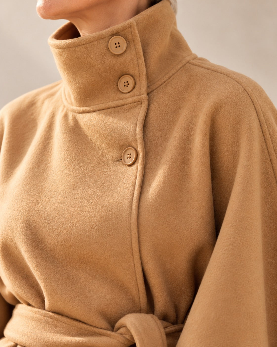 Veste cape à col montant — Camel, détail du col boutonné