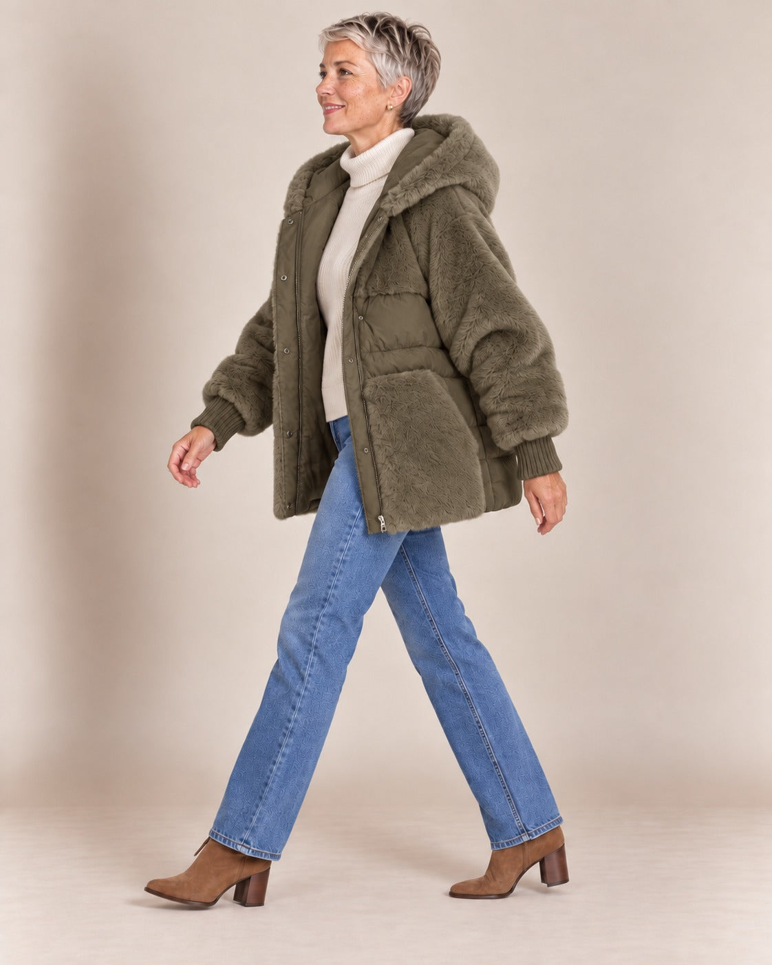 Veste à capuche en fausse fourrure — Kaki, portée ouverte