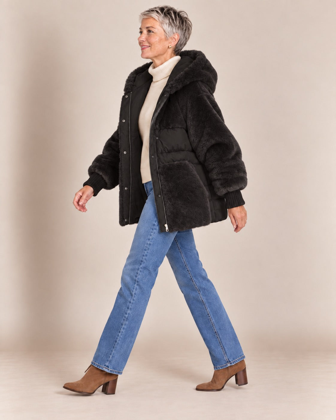 Veste à capuche en fausse fourrure — Noir, portée ouverte