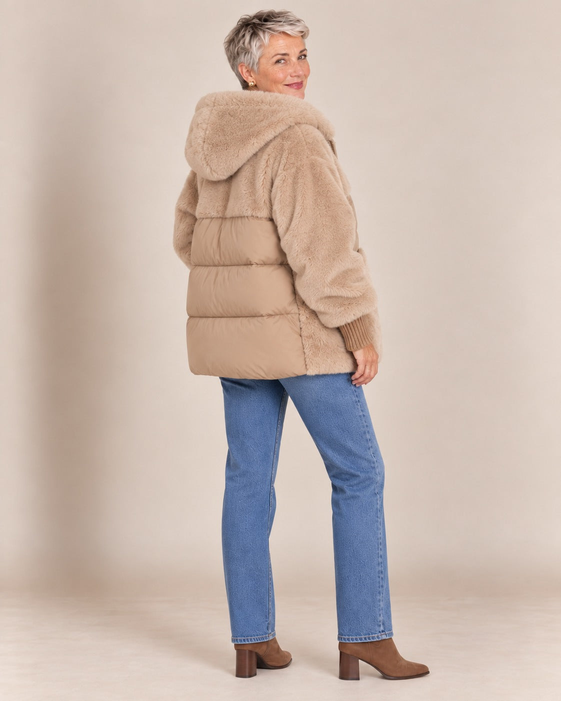 Veste à capuche en fausse fourrure — Sable, de dos