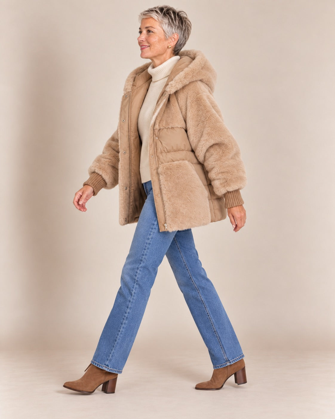 Veste à capuche en fausse fourrure — Sable, portée ouverte