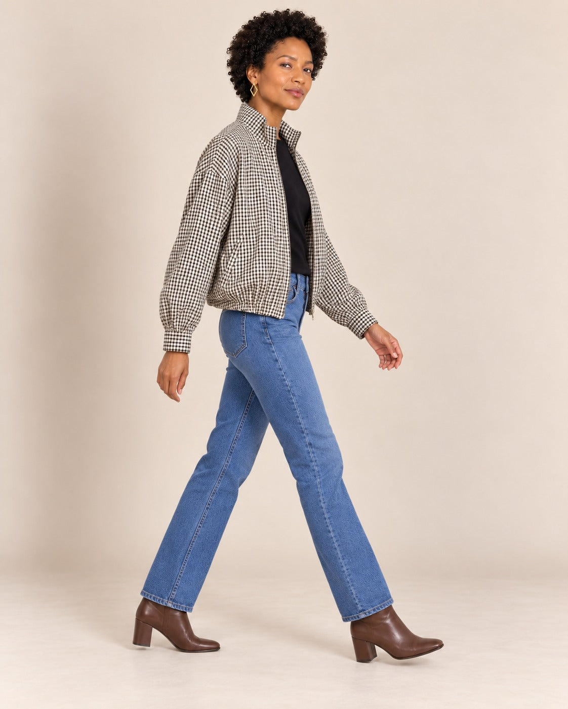 Veste à carreaux zippée — Noir et écru, portée ouverte