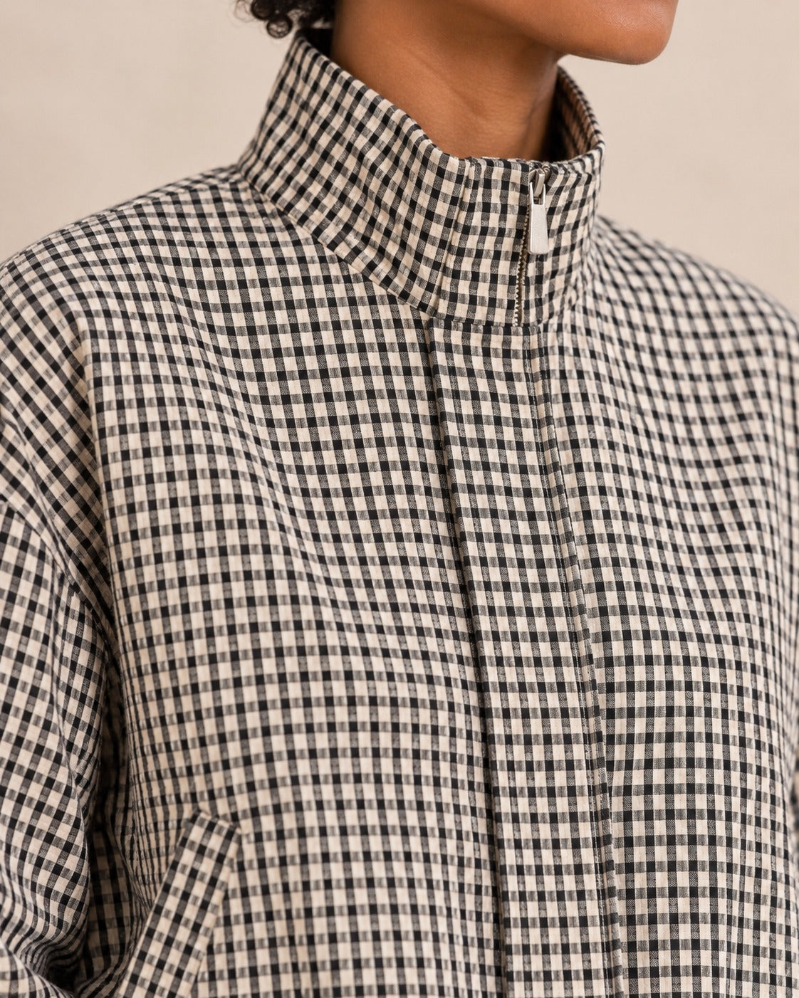 Veste à carreaux zippée — Noir et écru, détail des carreaux